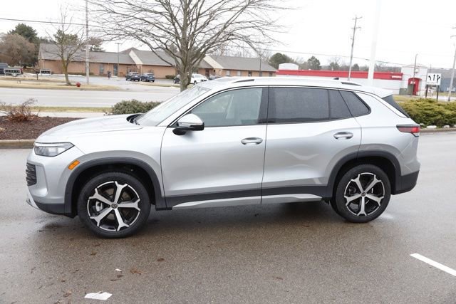 Used 2025 Volkswagen Tiguan SE w/ Panoramic Sunroof Package image 10