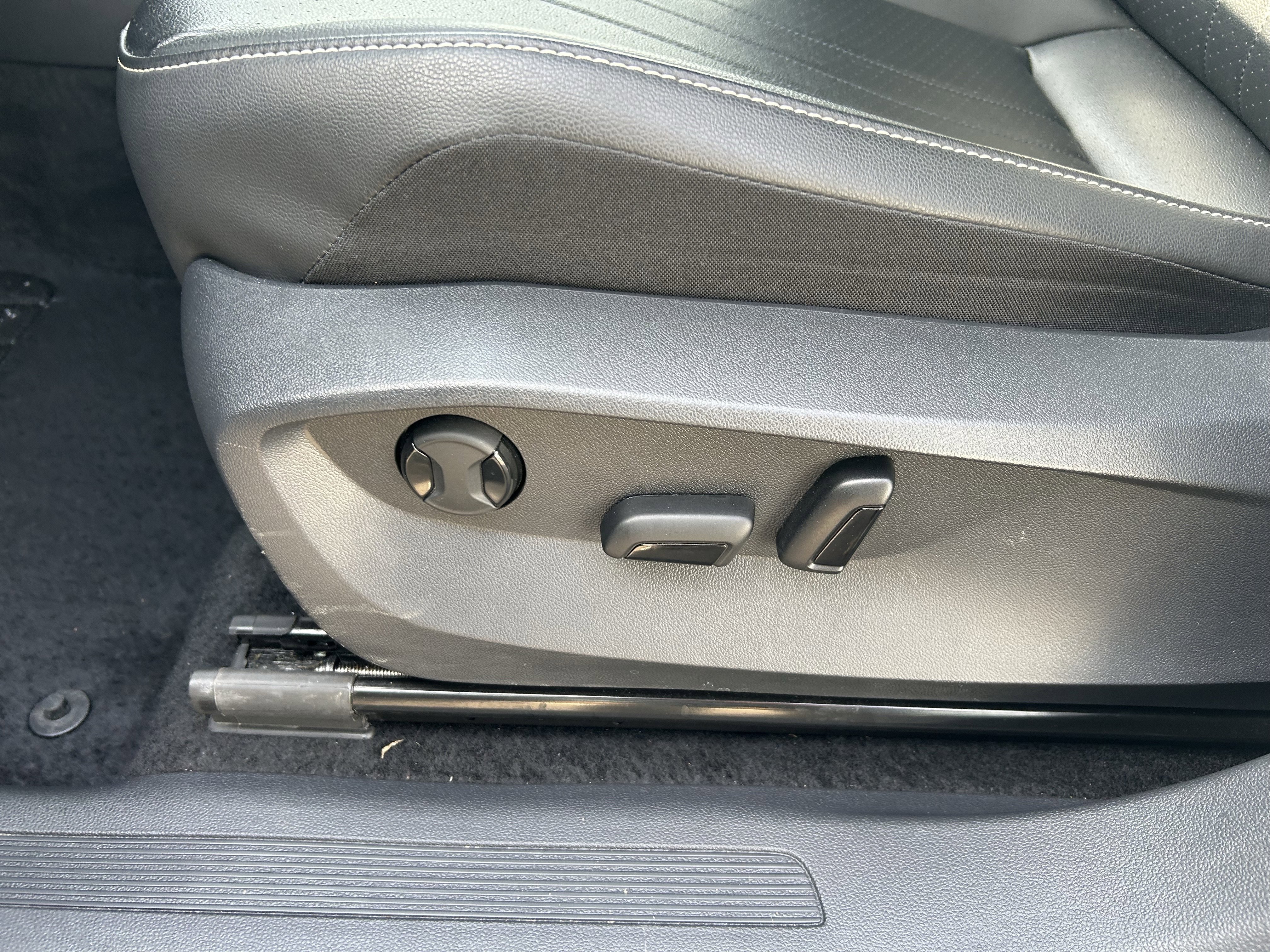 Certified 2024 Volkswagen Tiguan SE w/ Panoramic Sunroof Package image 21