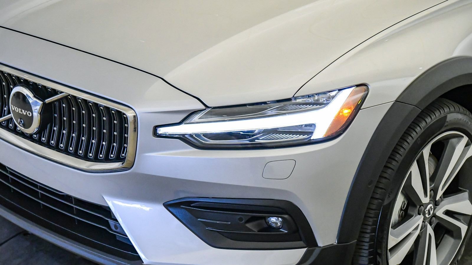 Certified 2025 Volvo V60 B5 Cross Country Plus image 9