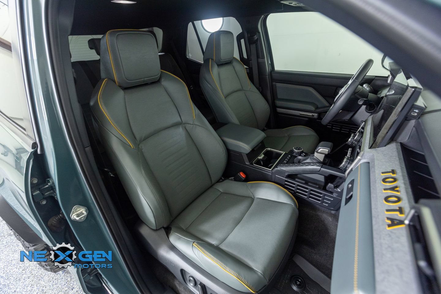 Used 2025 Toyota 4Runner Trailhunter AWD/4WD image 39