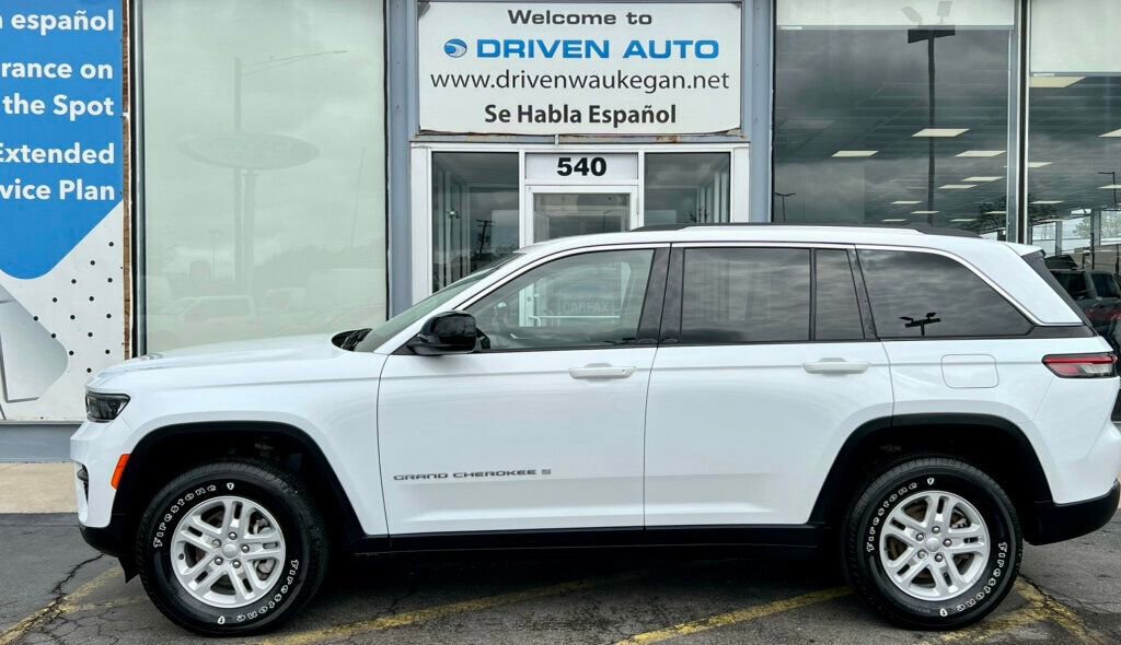 Used 2022 Jeep Grand Cherokee Laredo w/ Luxury Tech Group I AWD/4WD image 2