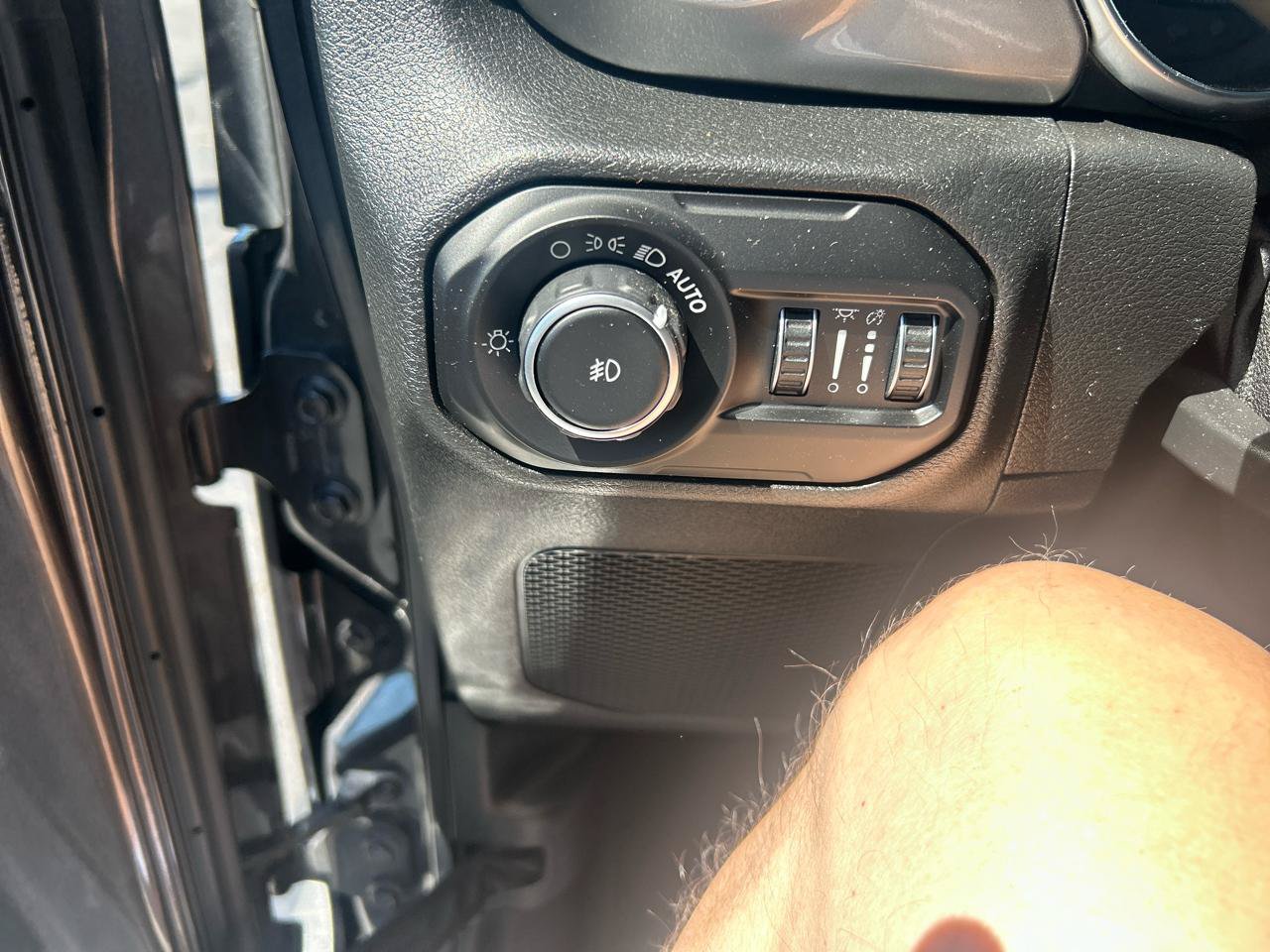 Used 2020 Jeep Wrangler Unlimited Sahara AWD/4WD image 30