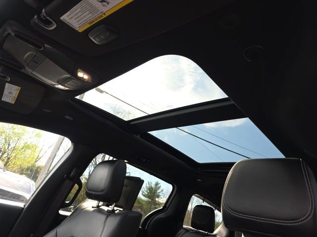 Used 2025 Chrysler Pacifica Select w/ Uconnect Theater Family Group image 3