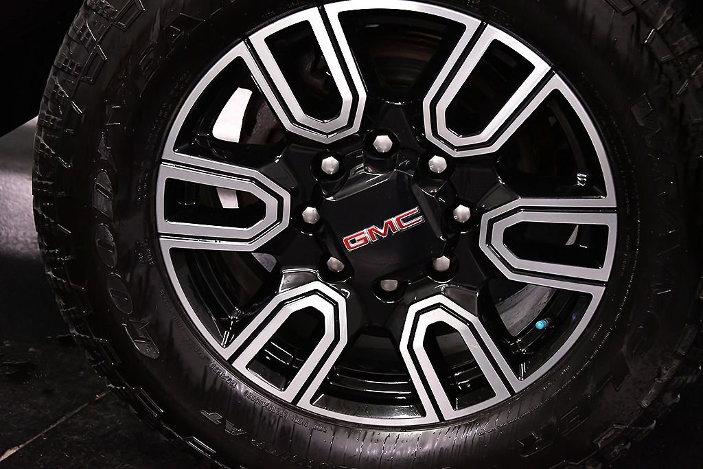 Used 2022 GMC Sierra 2500 AT4 w/ Gooseneck/5TH Wheel Package AWD/4WD image 9