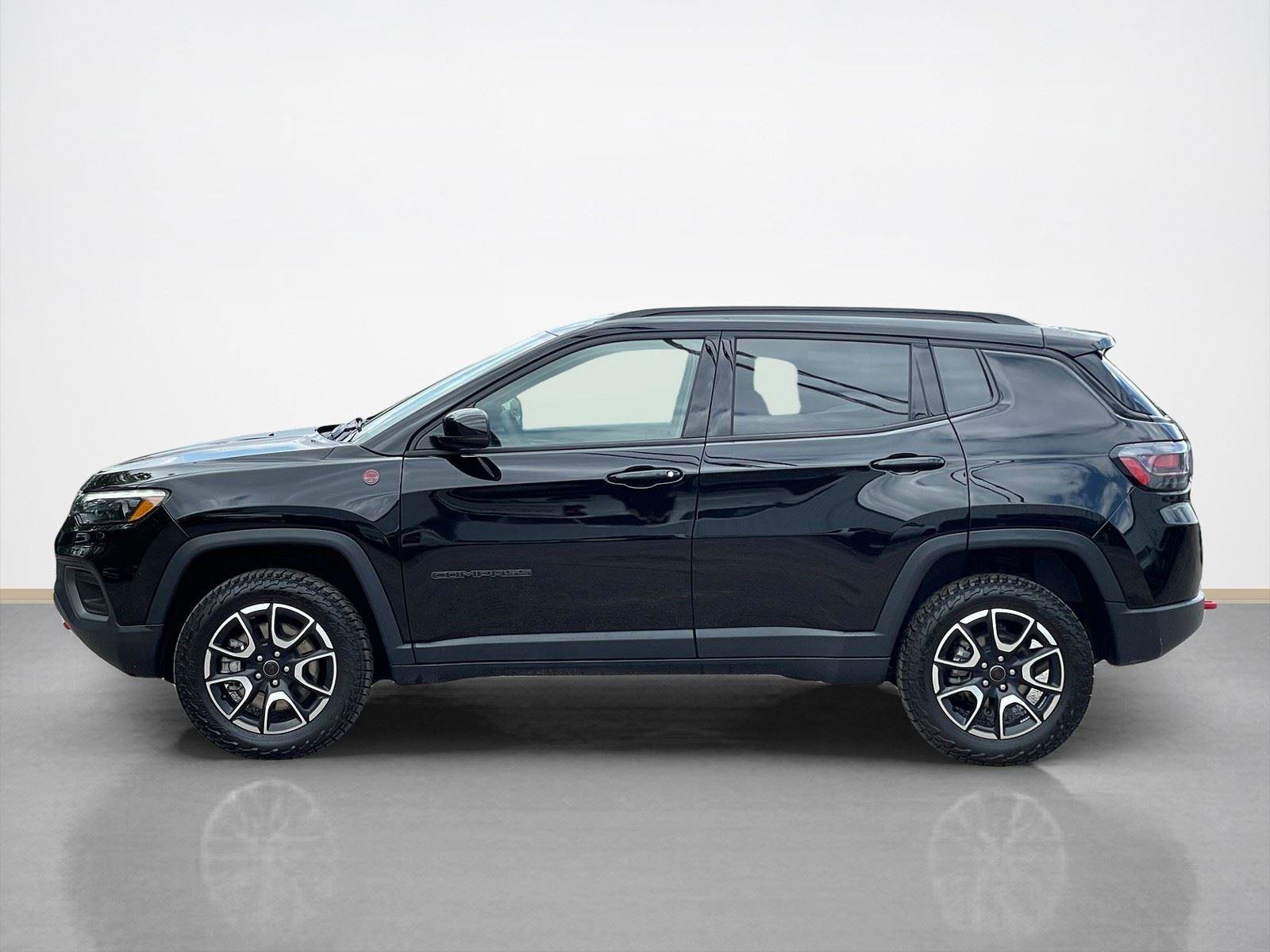 Used 2025 Jeep Compass Trailhawk w/ Trailhawk Elite Group image 4