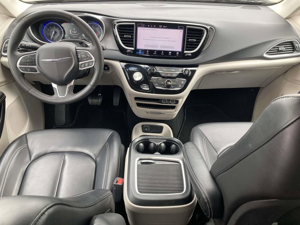 Used 2023 Chrysler Pacifica Touring-L FWD image 17