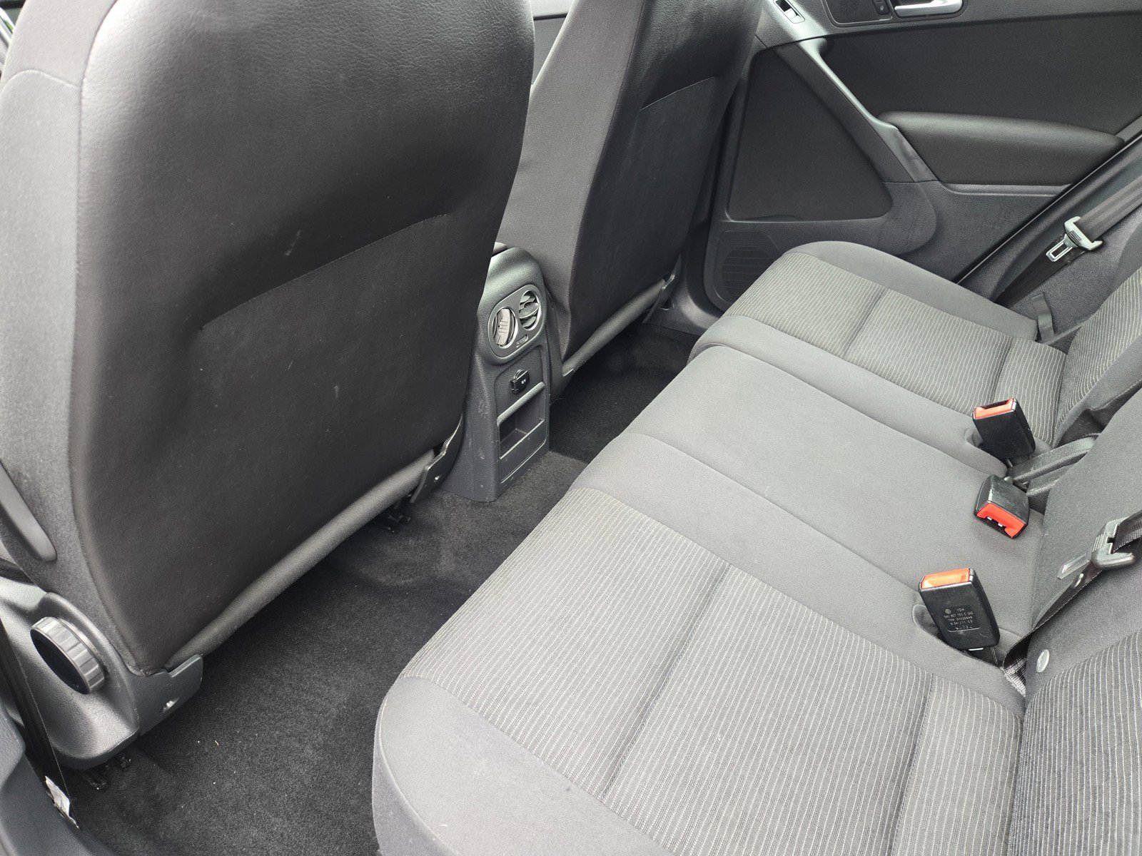 Used 2012 Volkswagen Tiguan LE FWD image 11