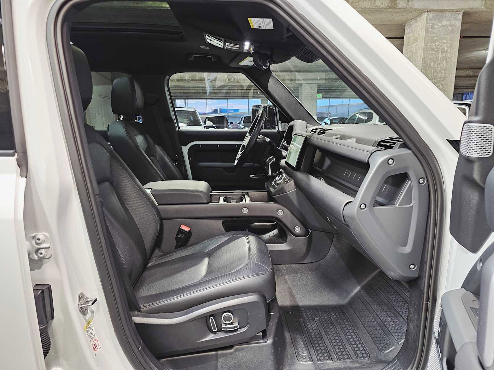 Used 2024 Land Rover Defender 130 X-Dynamic SE image 28