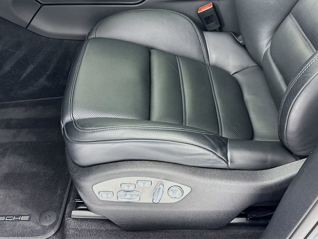 Certified 2025 Porsche Macan image 13
