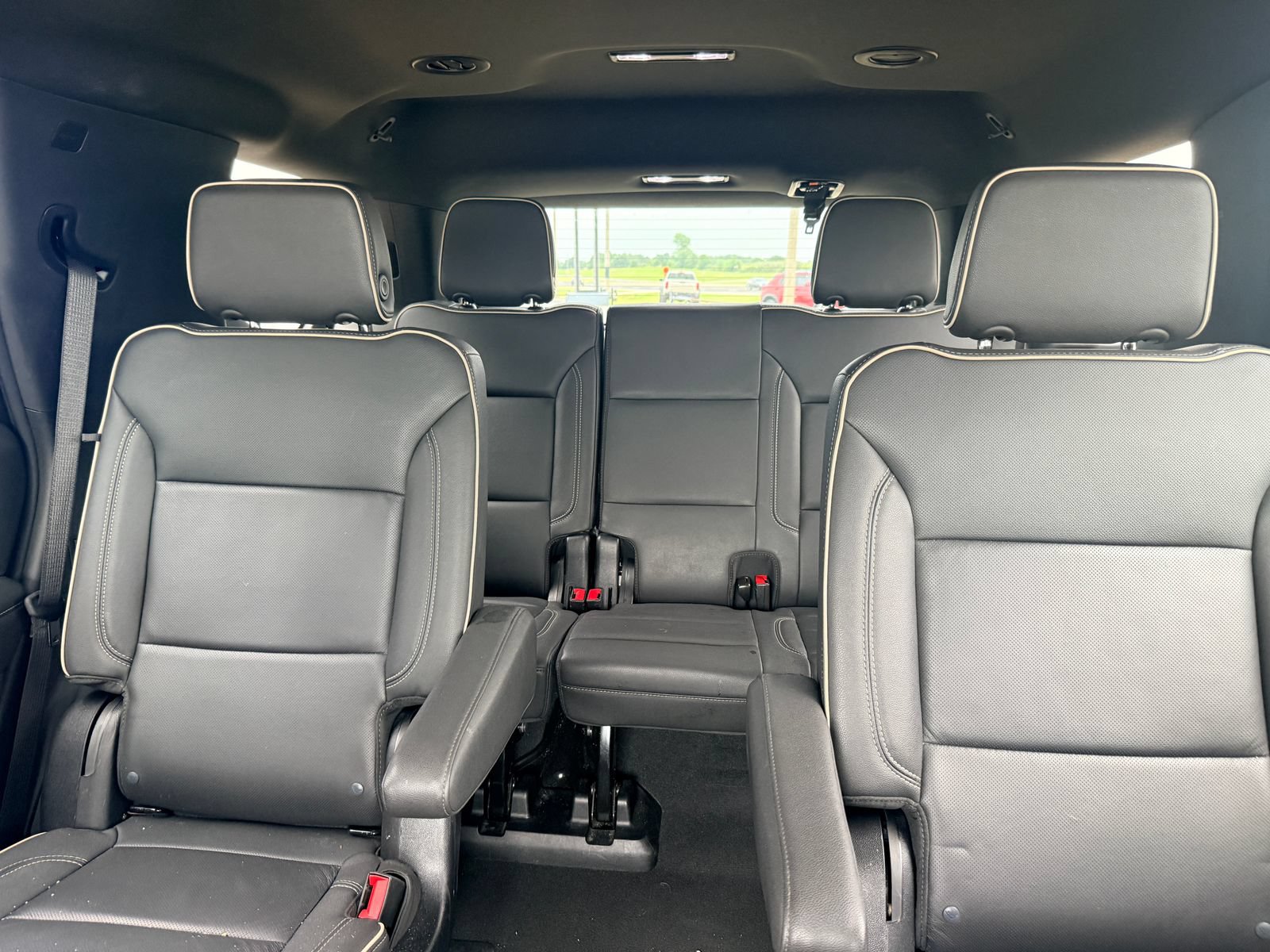 Used 2025 Chevrolet Tahoe Premier AWD/4WD image 17