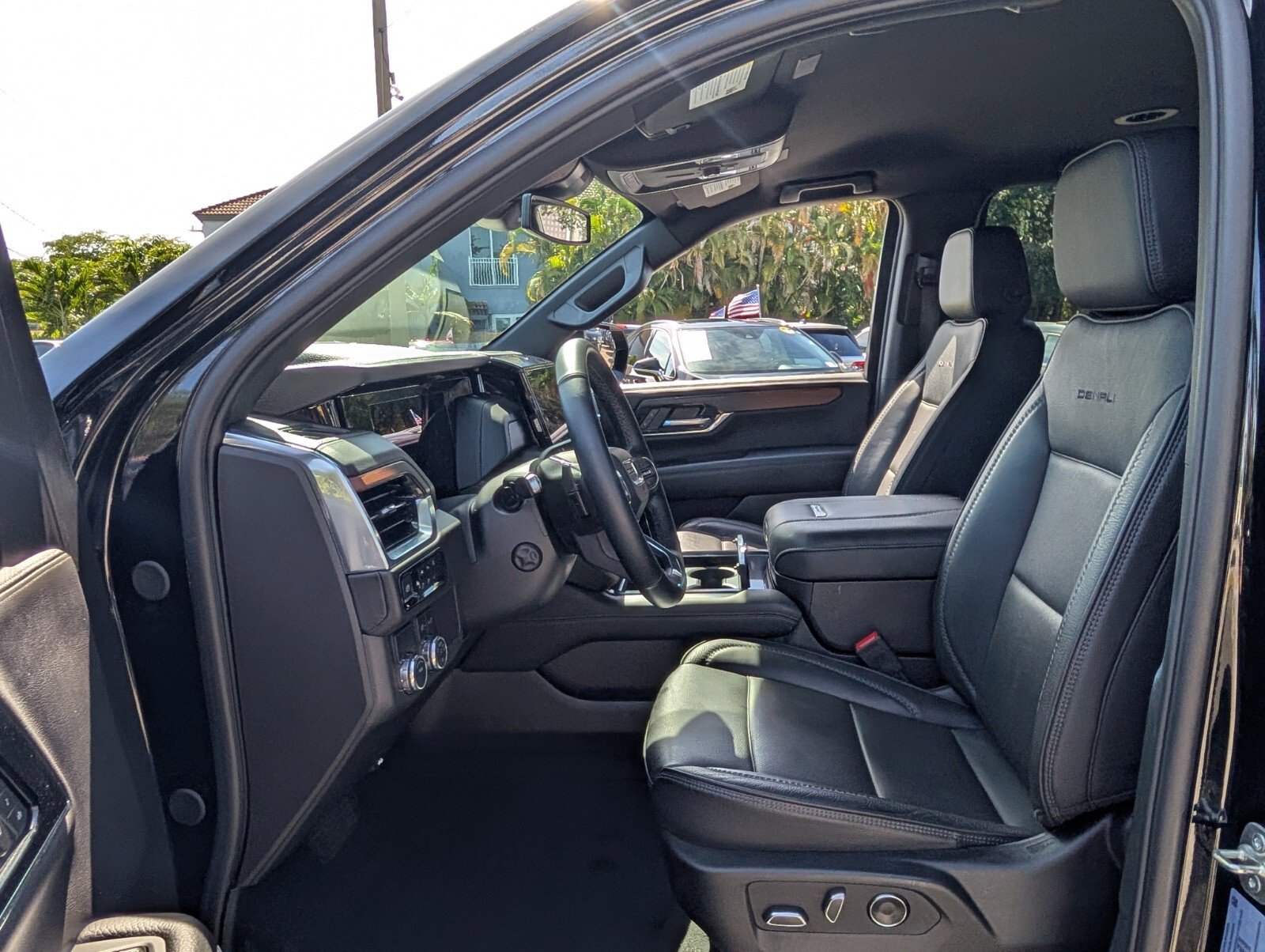 Used 2025 GMC Yukon XL Denali RWD image 9