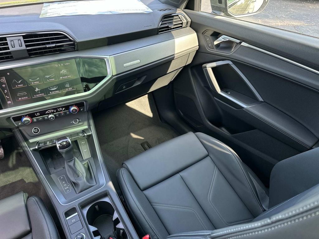 New 2025 Audi Q3 2.0T Premium image 32