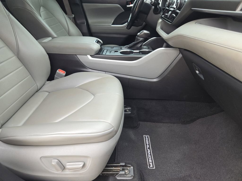 Used 2021 Toyota Highlander XLE FWD image 16