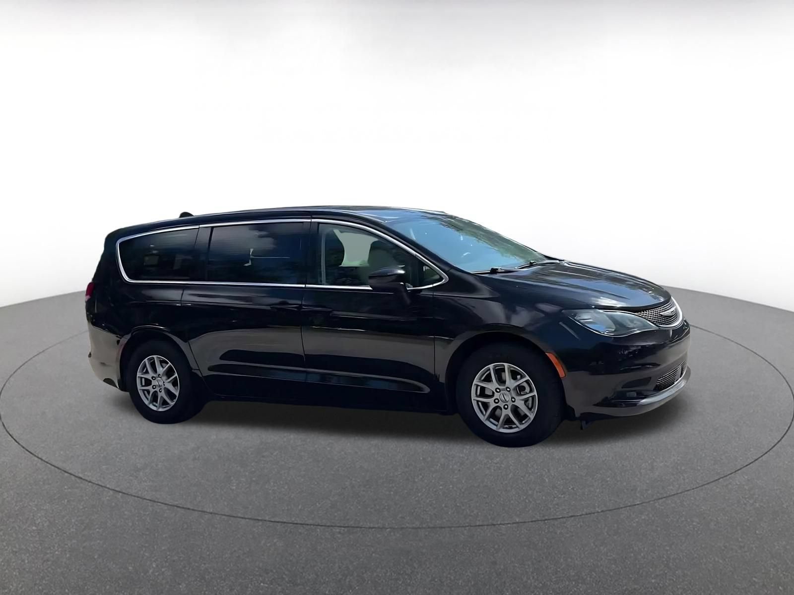 Used 2024 Chrysler Voyager LX FWD image 2