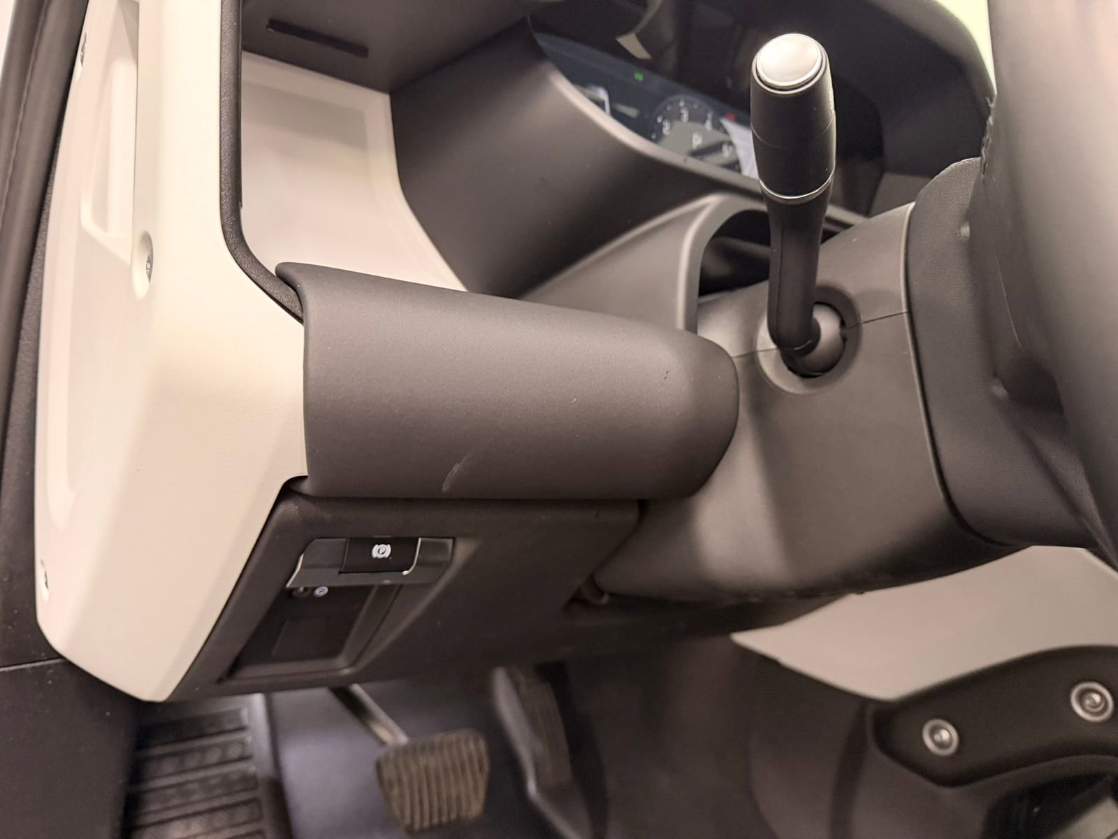 Used 2025 Land Rover Defender 110 S AWD/4WD image 32