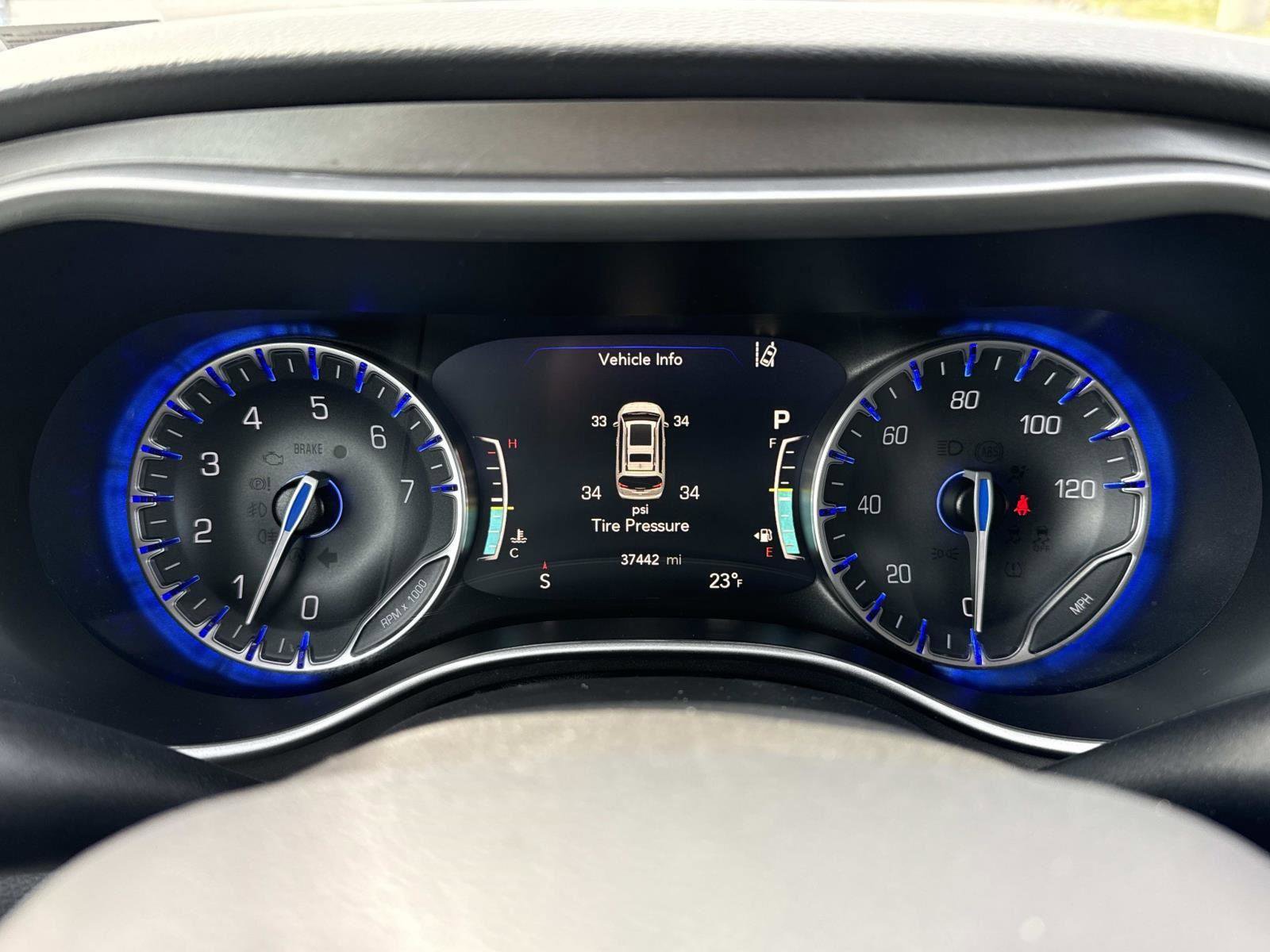 Used 2024 Chrysler Pacifica Touring-L image 11