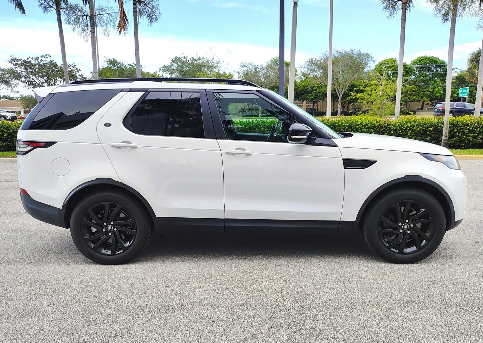 Used 2017 Land Rover Discovery SE image 5