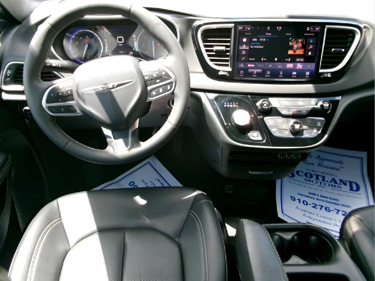 Used 2025 Chrysler Pacifica Select FWD image 13