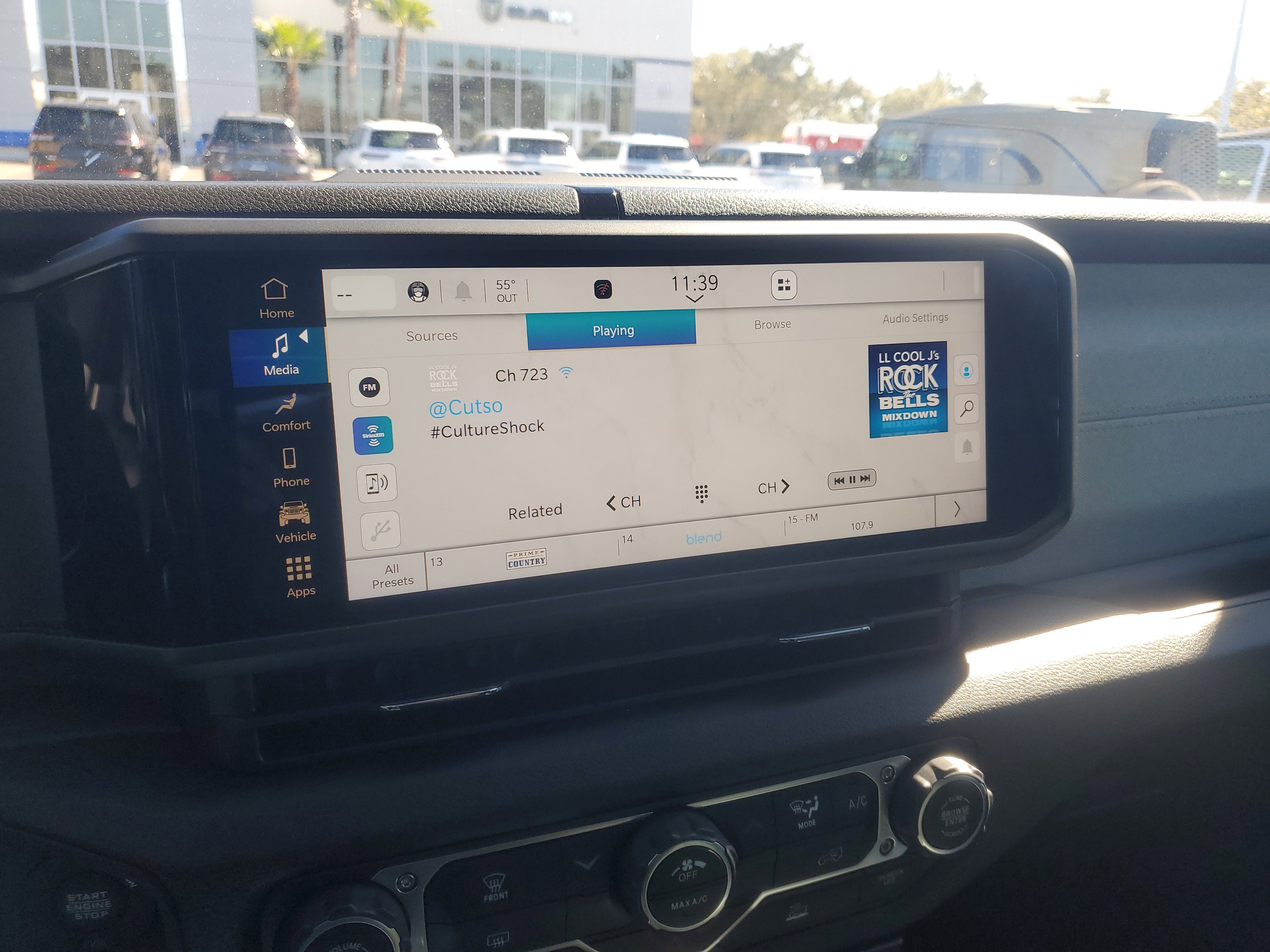 Used 2025 Jeep Wrangler Sport image 17