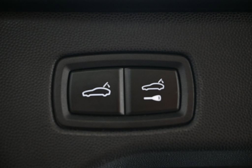 Certified 2024 Porsche Macan Turbo Electric AWD/4WD image 28