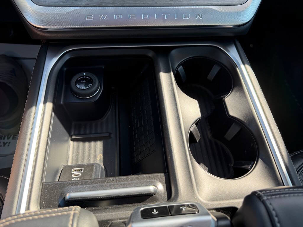 Used 2025 Ford Expedition Max Platinum AWD/4WD image 29