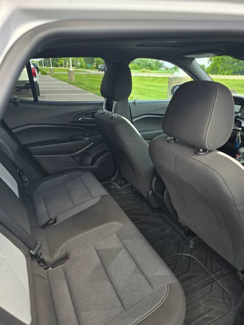 Used 2024 Chevrolet Trax RS w/ Sunroof Package FWD image 34