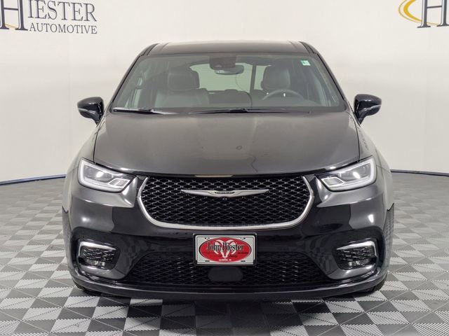 Used 2025 Chrysler Pacifica Select image 6