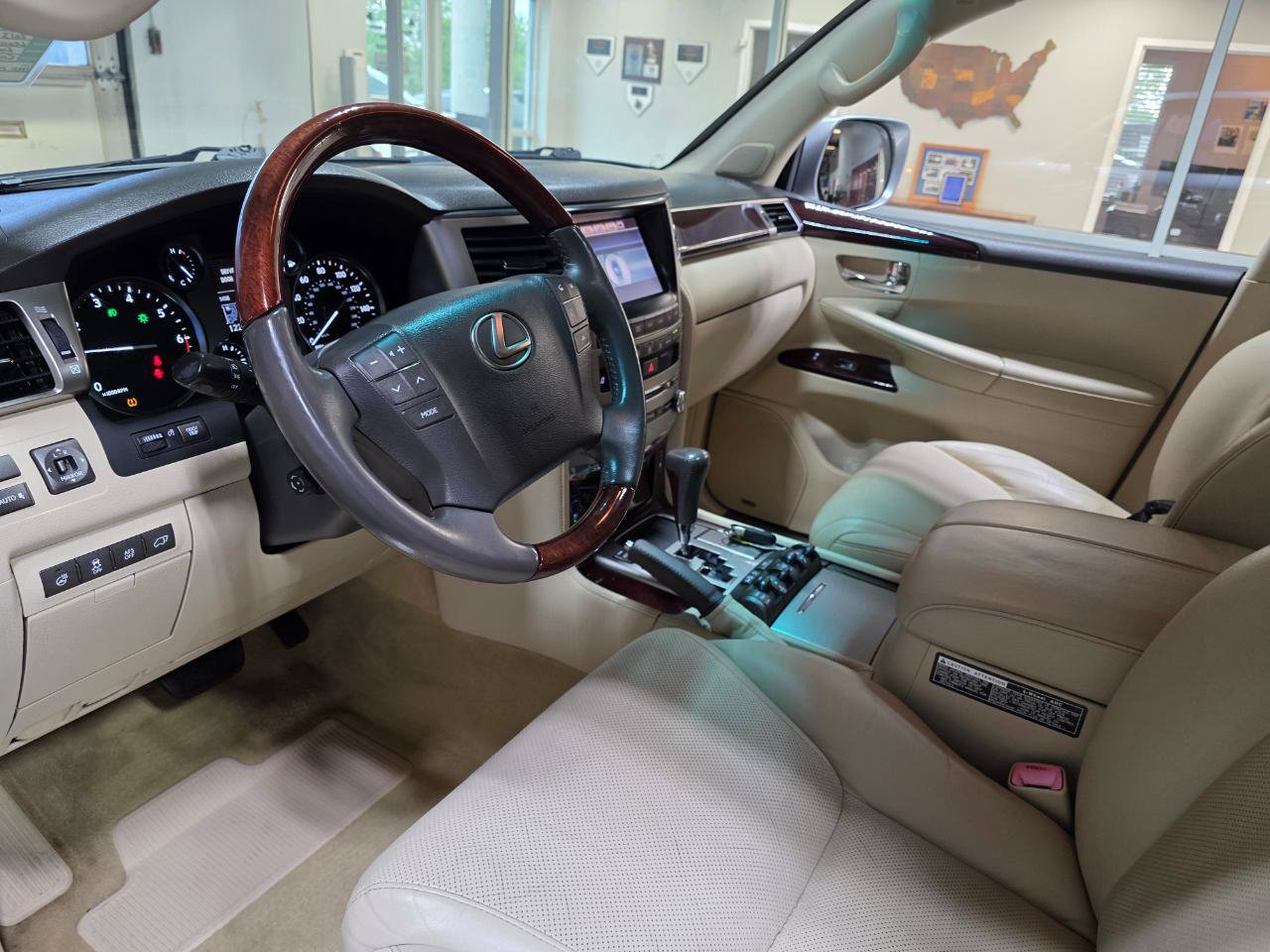 Used 2013 Lexus LX 570 4WD w/ Luxury Pkg w/Pre-crash image 16