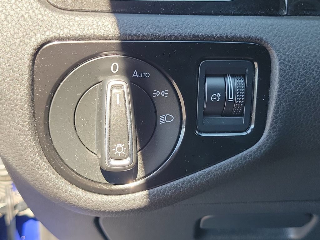 Used 2016 Volkswagen Golf 4-Door AWD/4WD image 14