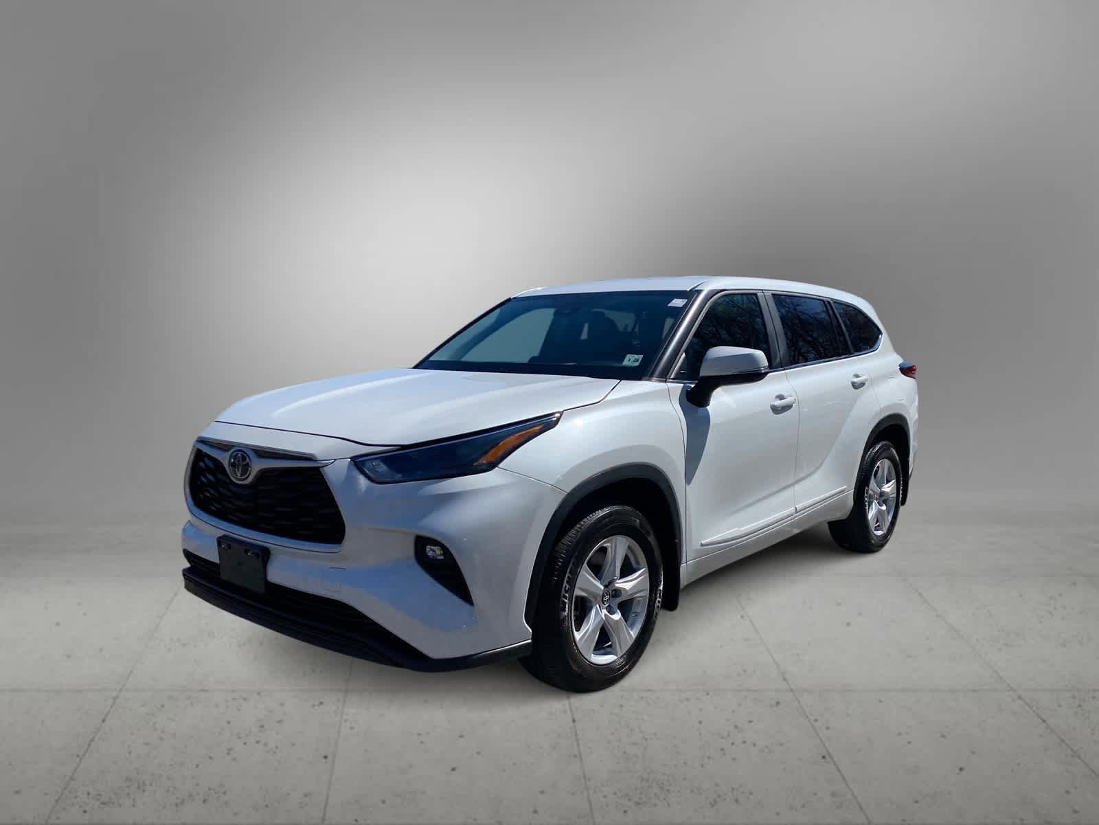 Used 2023 Toyota Highlander LE AWD/4WD image 1