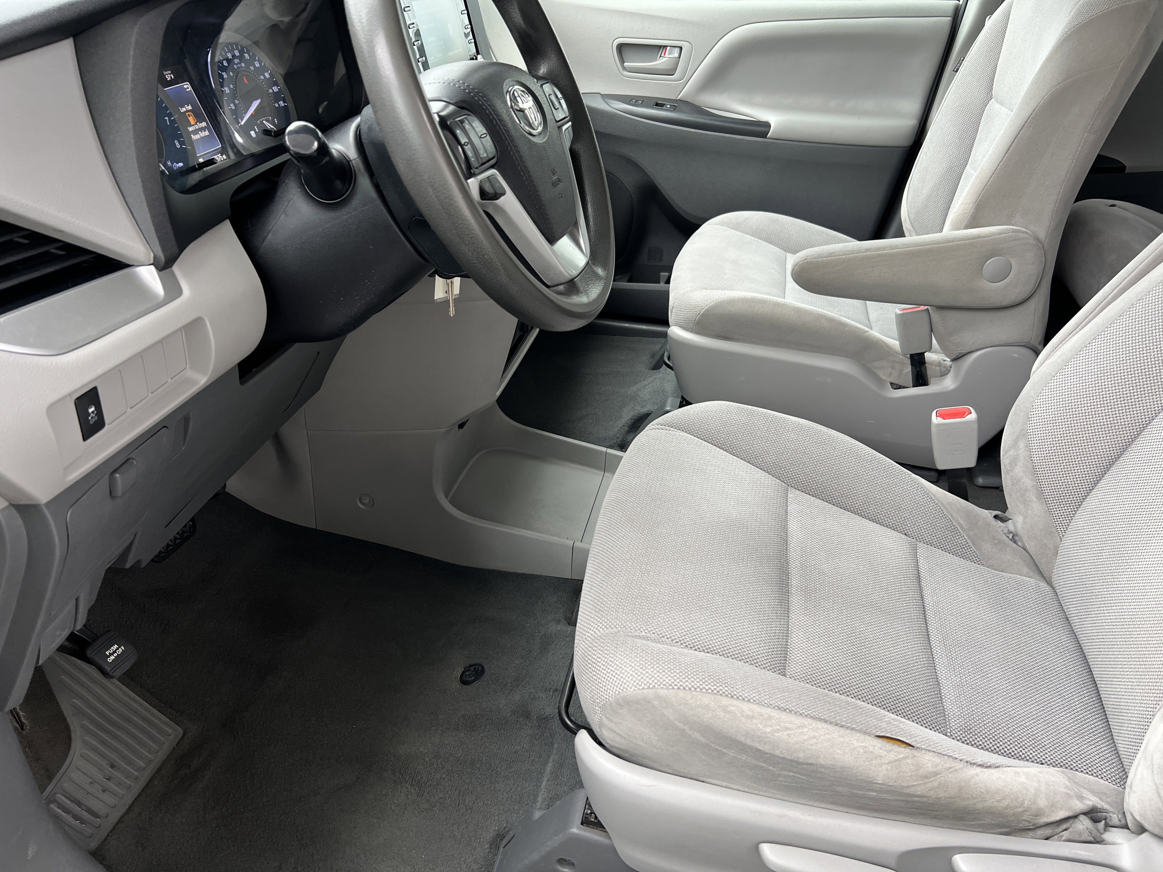 Used 2020 Toyota Sienna L FWD image 12