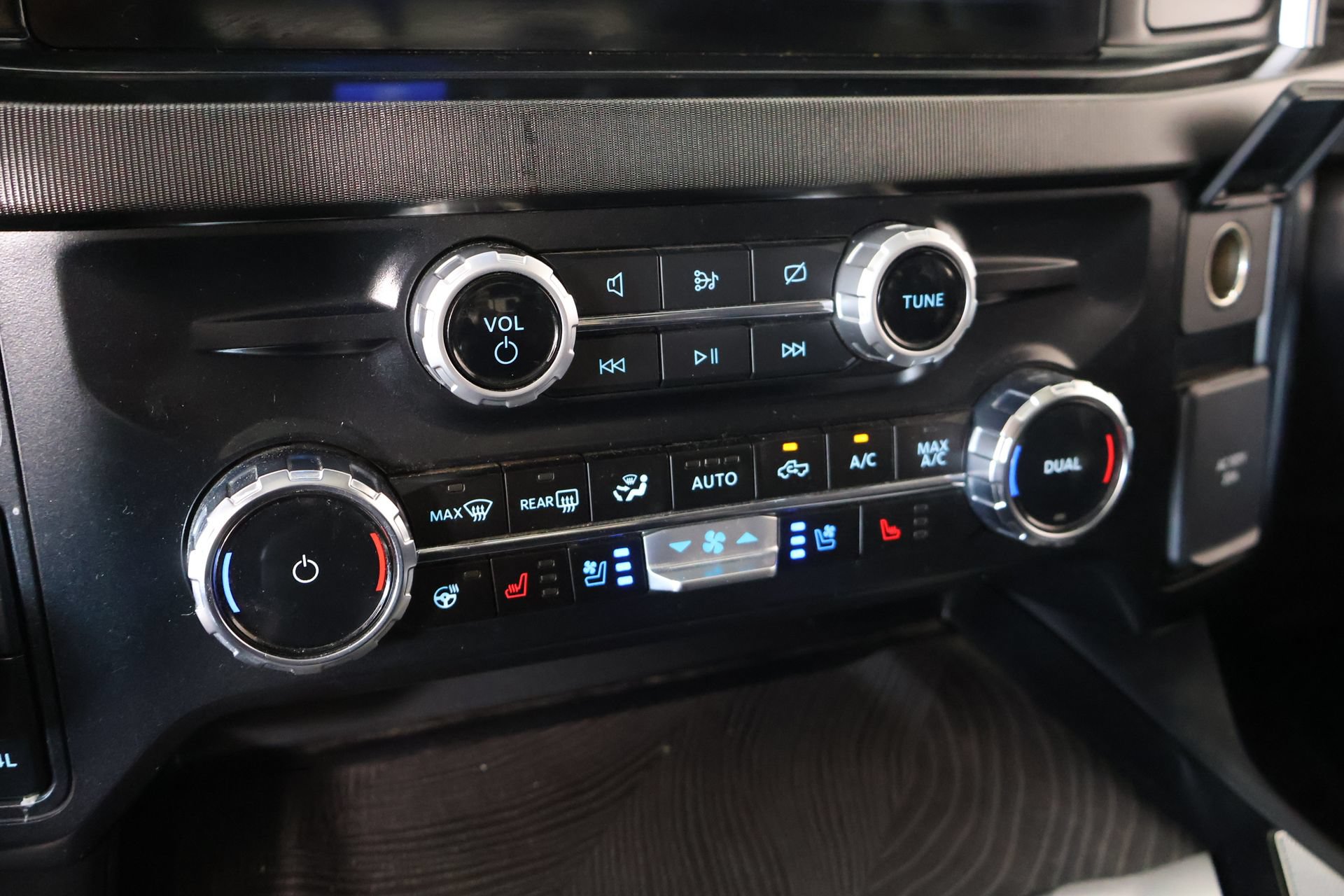 Used 2024 Ford F250 Platinum w/ FX4 Off-Road Package AWD/4WD image 8
