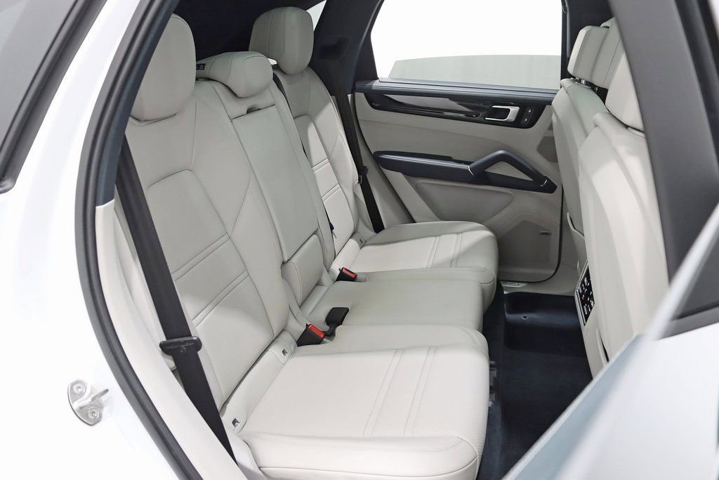 Used 2023 Porsche Cayenne image 33