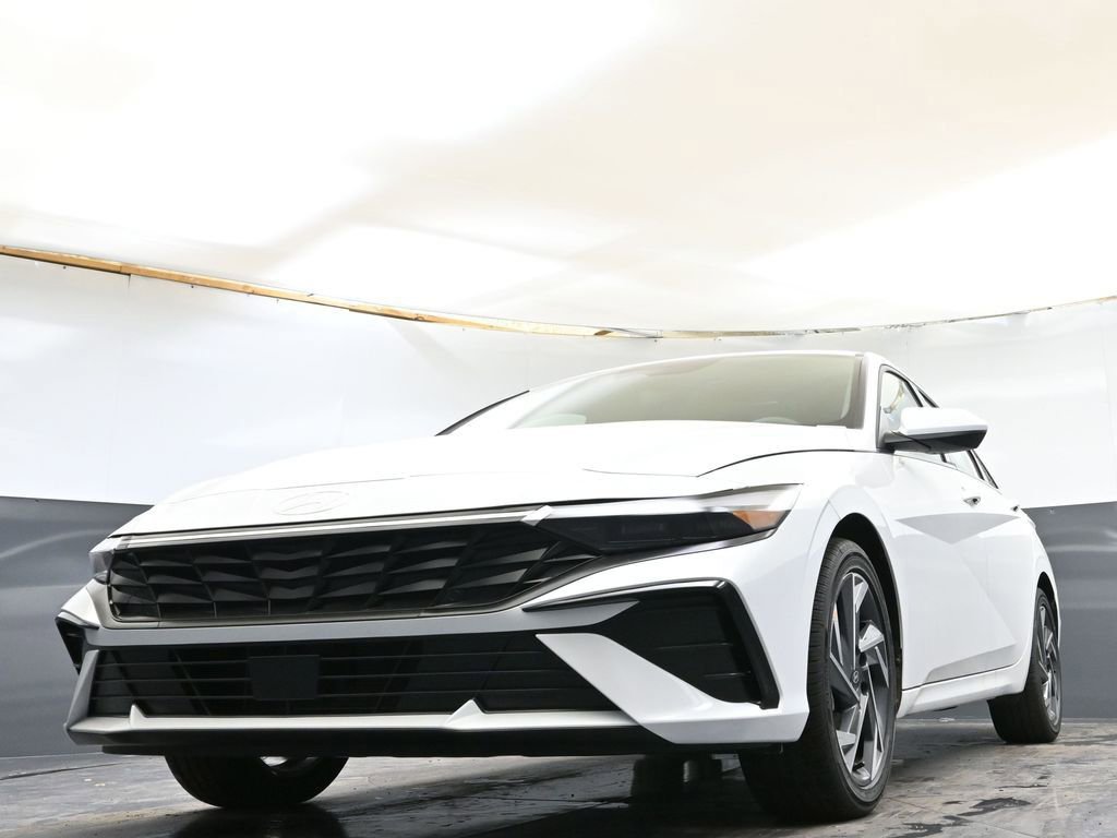 Certified 2025 Hyundai Elantra SEL image 28