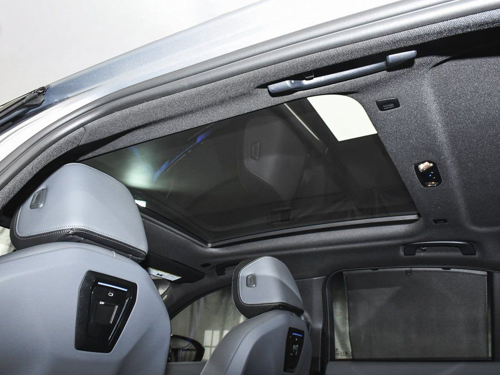 Used 2025 BMW i5 M60 w/ Executive Package image 63