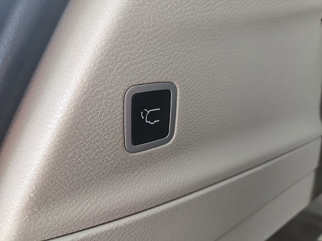 Used 2024 Chrysler Pacifica Touring-L image 93