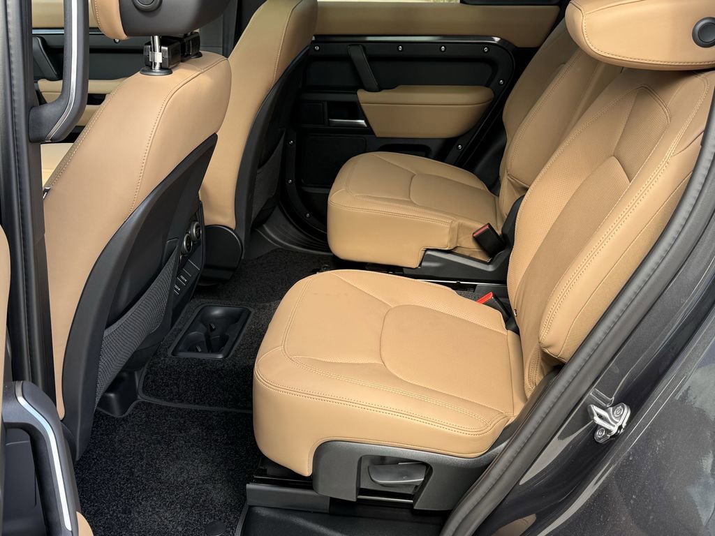 New 2026 Land Rover Defender 130 X-Dynamic SE image 11
