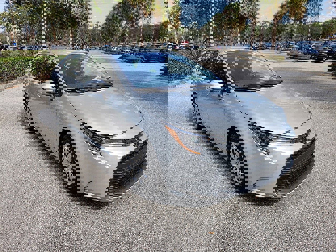 Used 2024 Toyota Corolla LE image 2