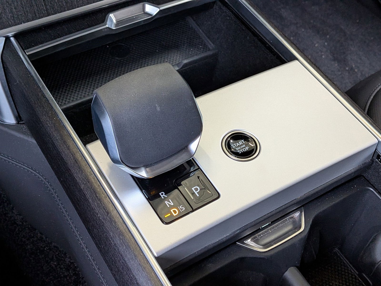 Used 2025 Land Rover Range Rover SE image 12