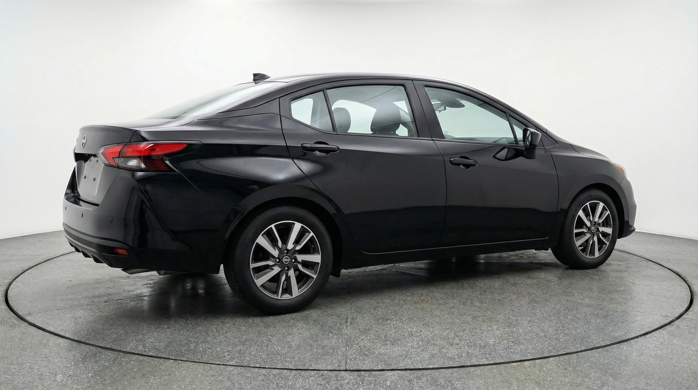 Used 2025 Nissan Versa SV image 9