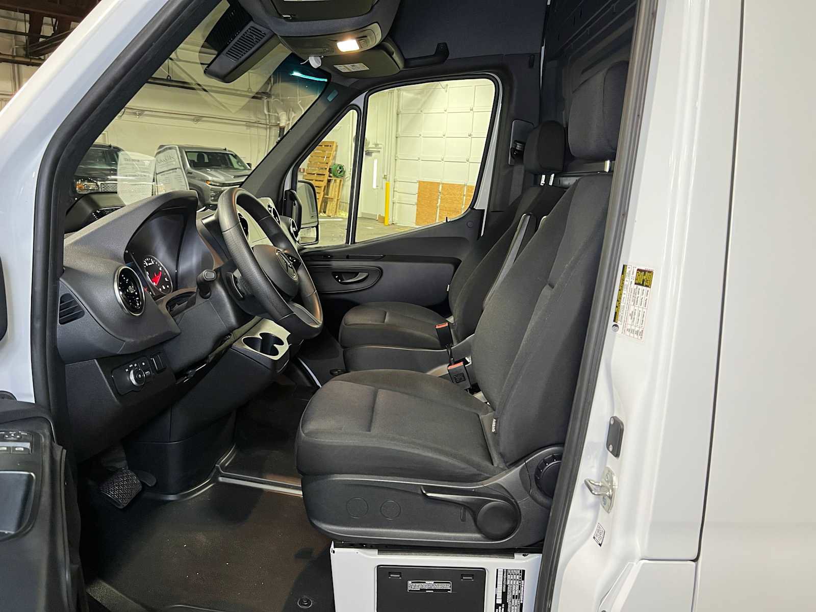 Used 2025 Mercedes-Benz Sprinter 2500 image 19