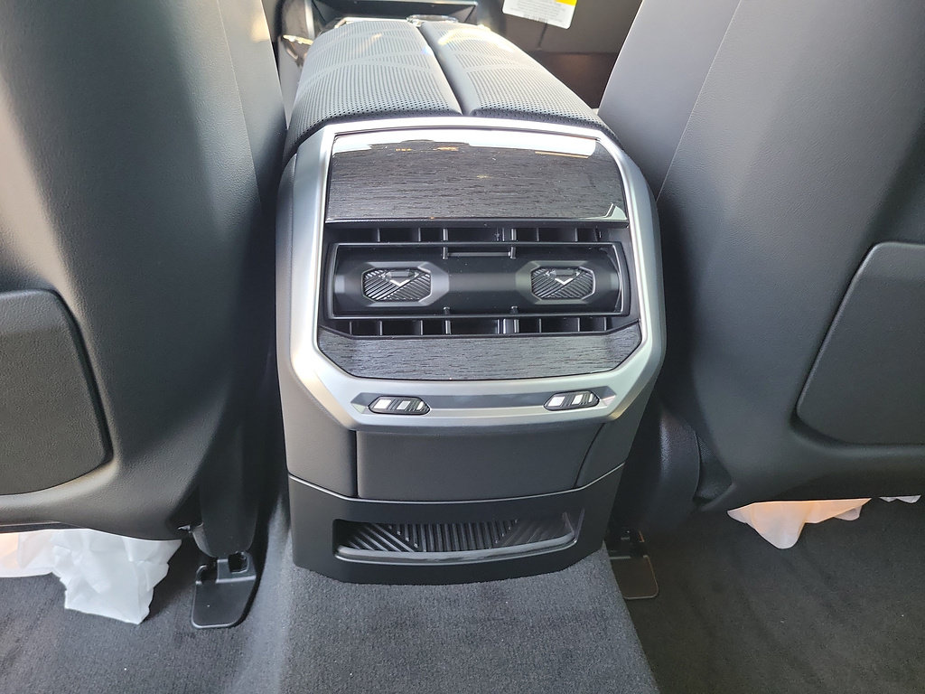 New 2026 BMW i7 M70 w/ Executive Package AWD/4WD image 13