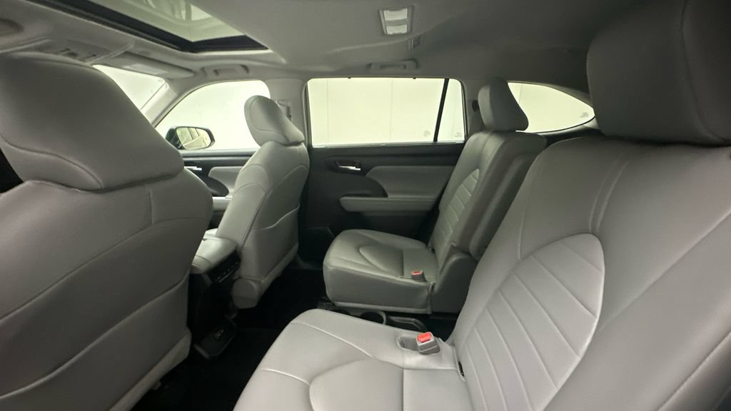 Certified 2024 Toyota Highlander XLE AWD/4WD image 10