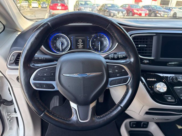 Used 2019 Chrysler Pacifica Touring-L FWD image 18