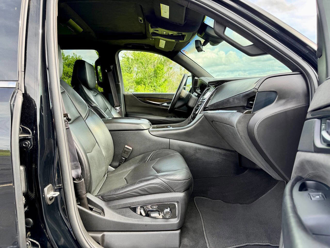 Used 2017 Cadillac Escalade Platinum AWD/4WD image 26