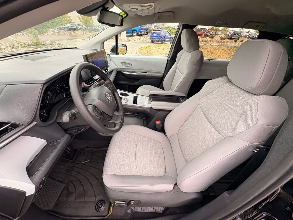 Used 2026 Toyota Sienna LE AWD/4WD image 10