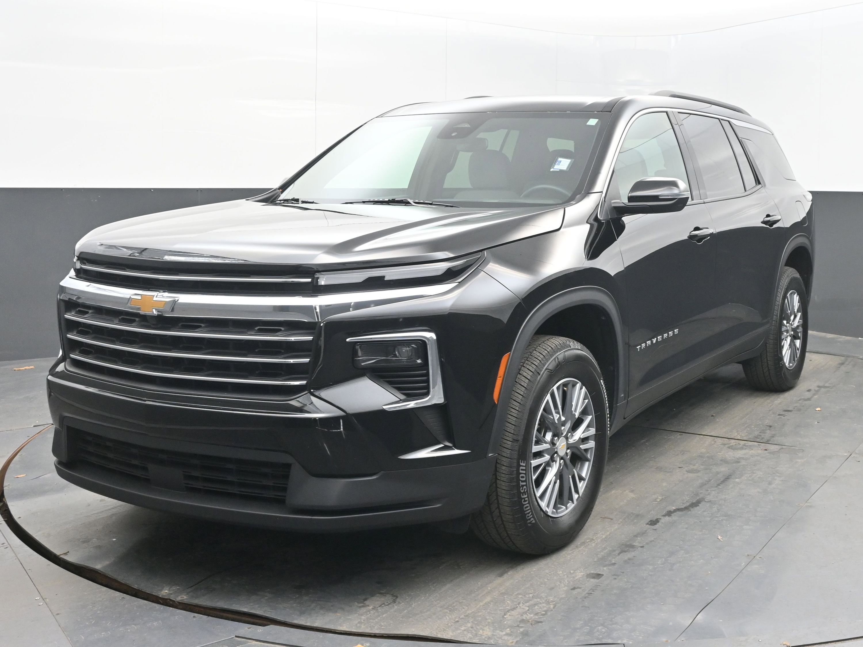 Used 2025 Chevrolet Traverse LT image 4