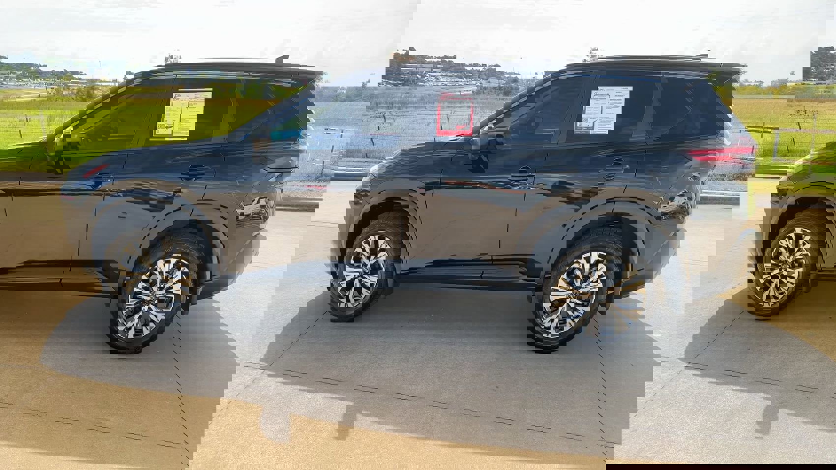 Used 2023 Nissan Rogue SV image 6