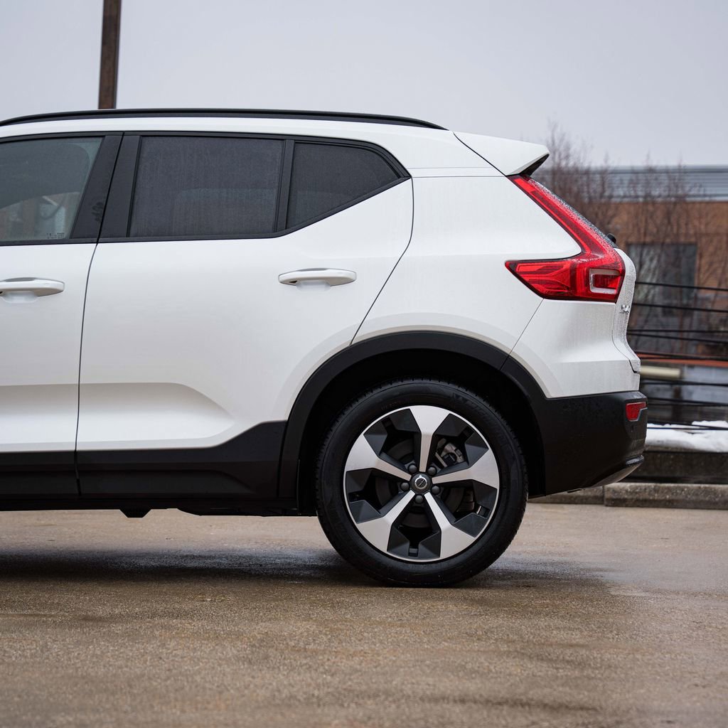 Certified 2025 Volvo XC40 B5 Plus image 4