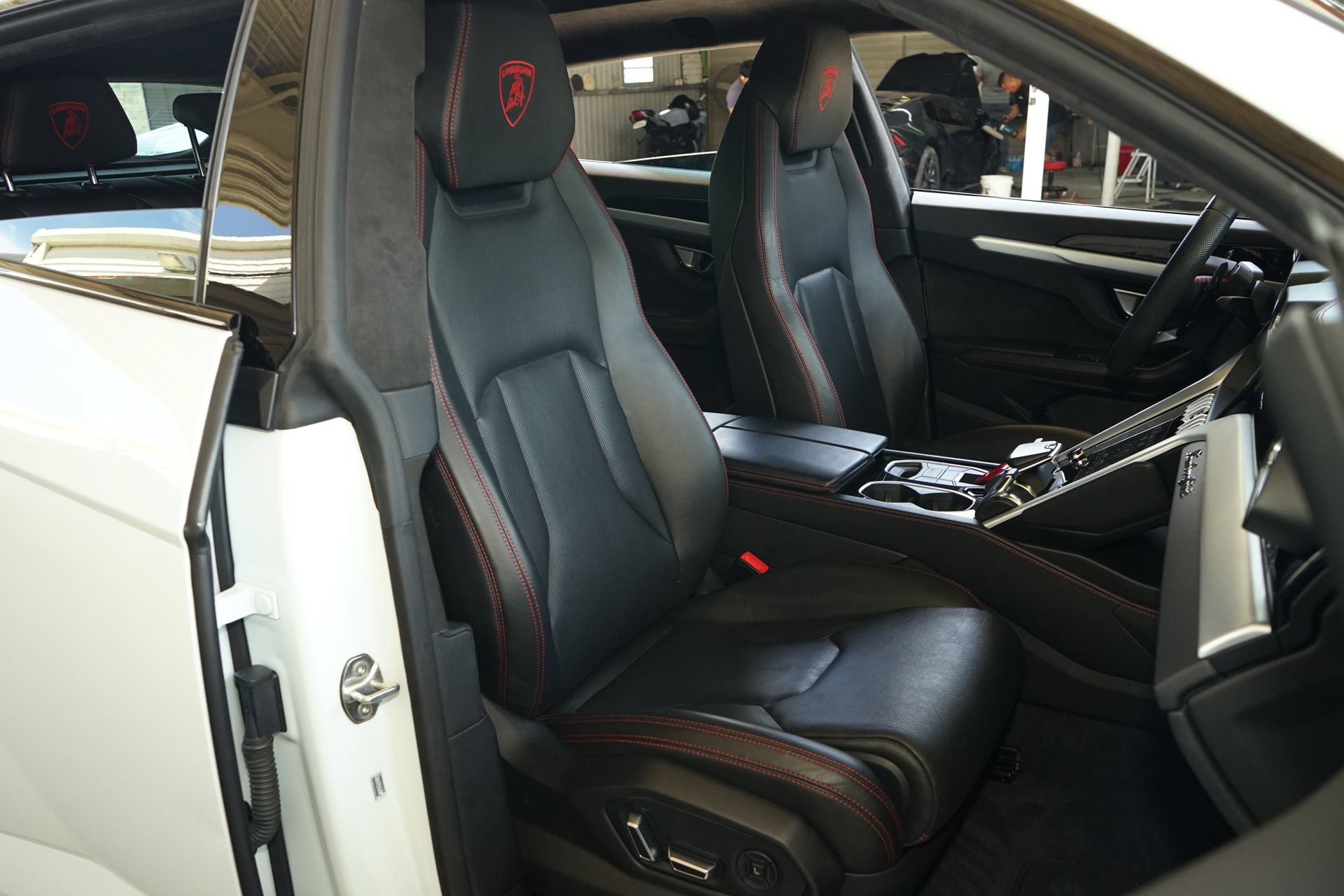 Used 2019 Lamborghini Urus AWD/4WD image 9